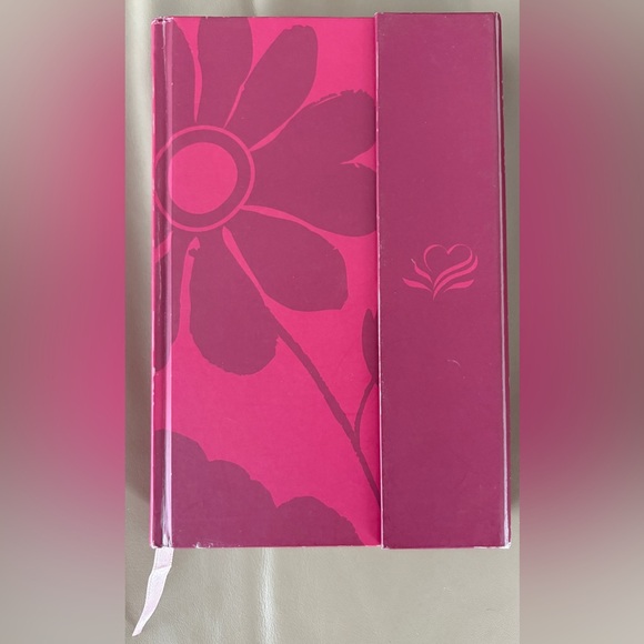 Women of Faith Amazing Freedom Bible - Picture 2 of 3